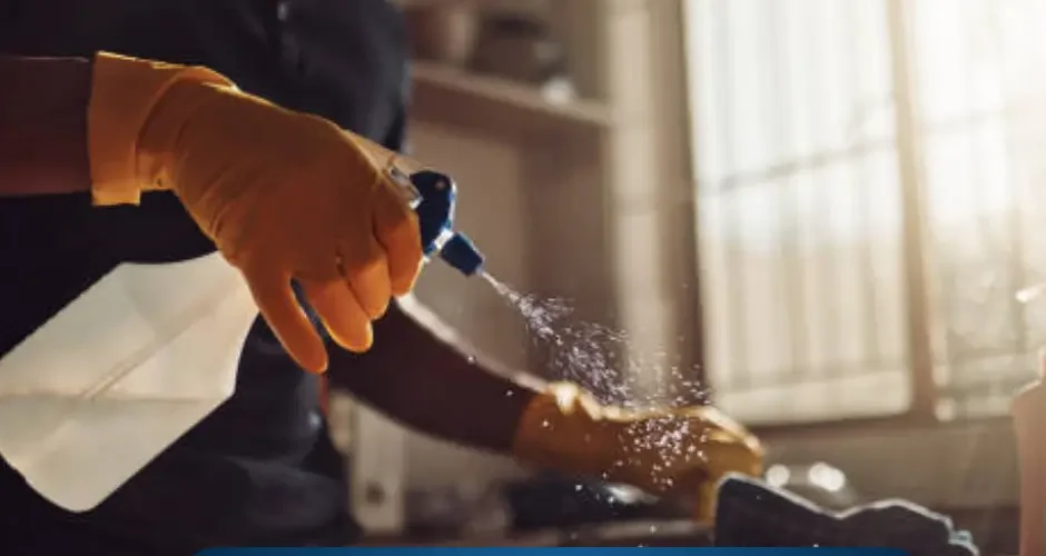 شخص يقوم بتنظيف مطبخ منزلي بعد فترة مرض
